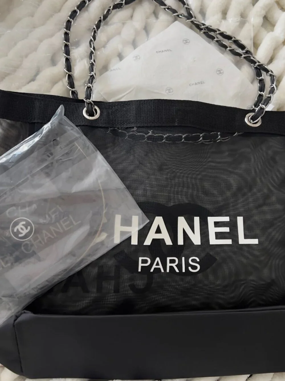 Channel mesh tote this is a Gwp ( gift with purchase) included make up